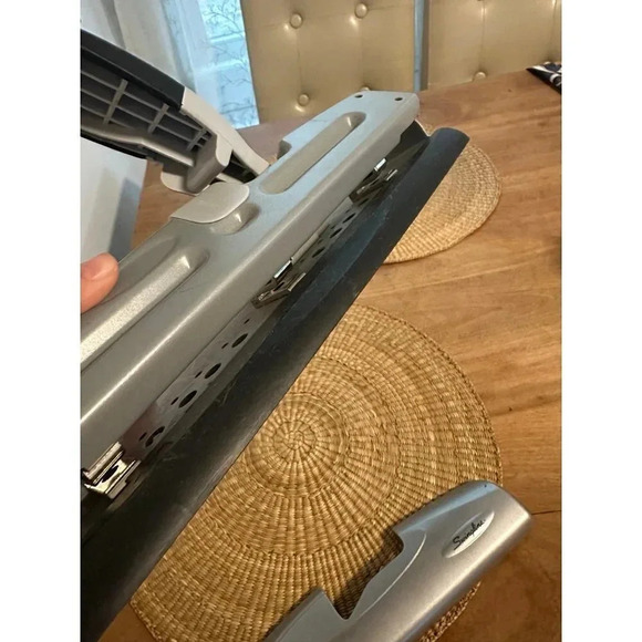 Swingline 3 hole puncher - Picture 5 of 9